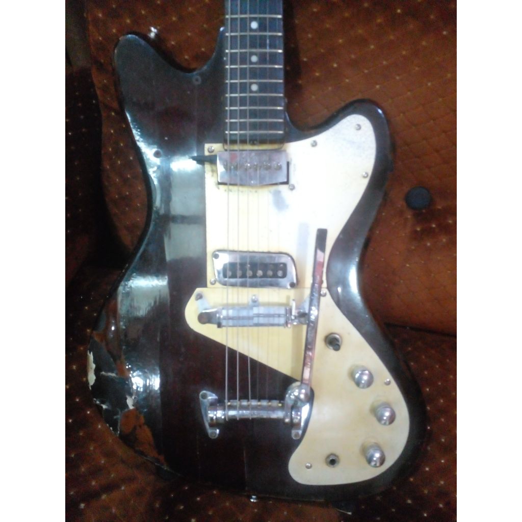 MBAH NYA GITAR ITALIA 1960 MAEZZI EXPLORER SUPER LANGKA
