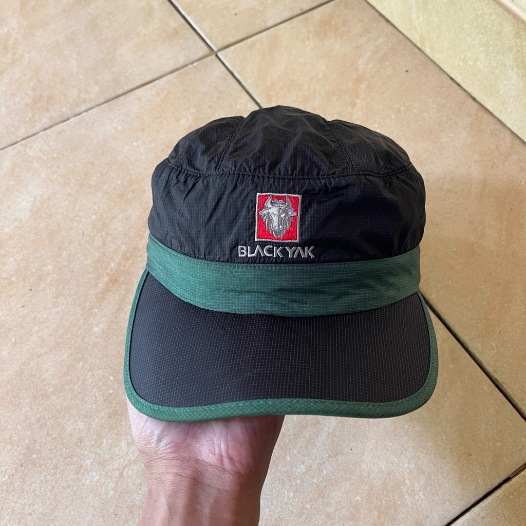 topi black yak
