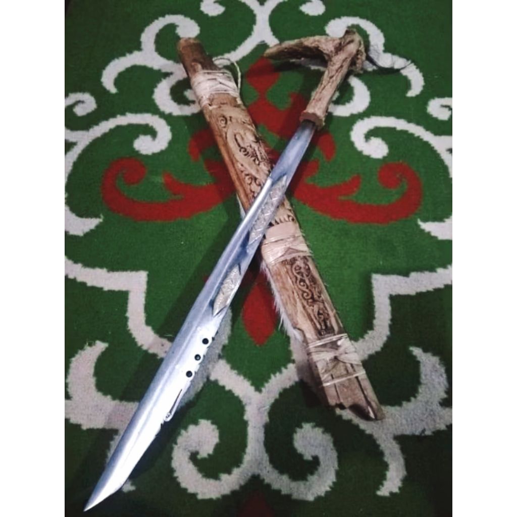 Mandau etnik khas dayak kalimantan