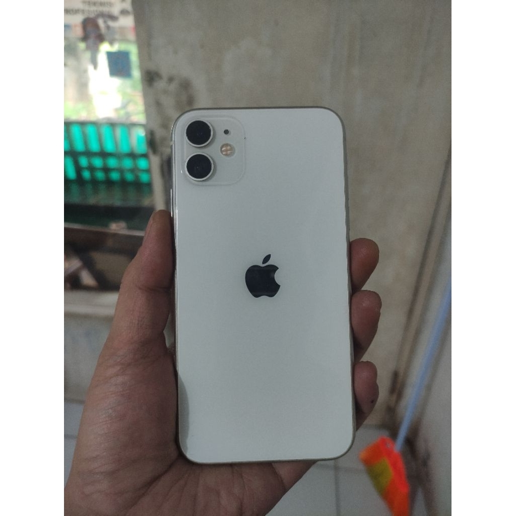 iPhone 11 white lock iCloud