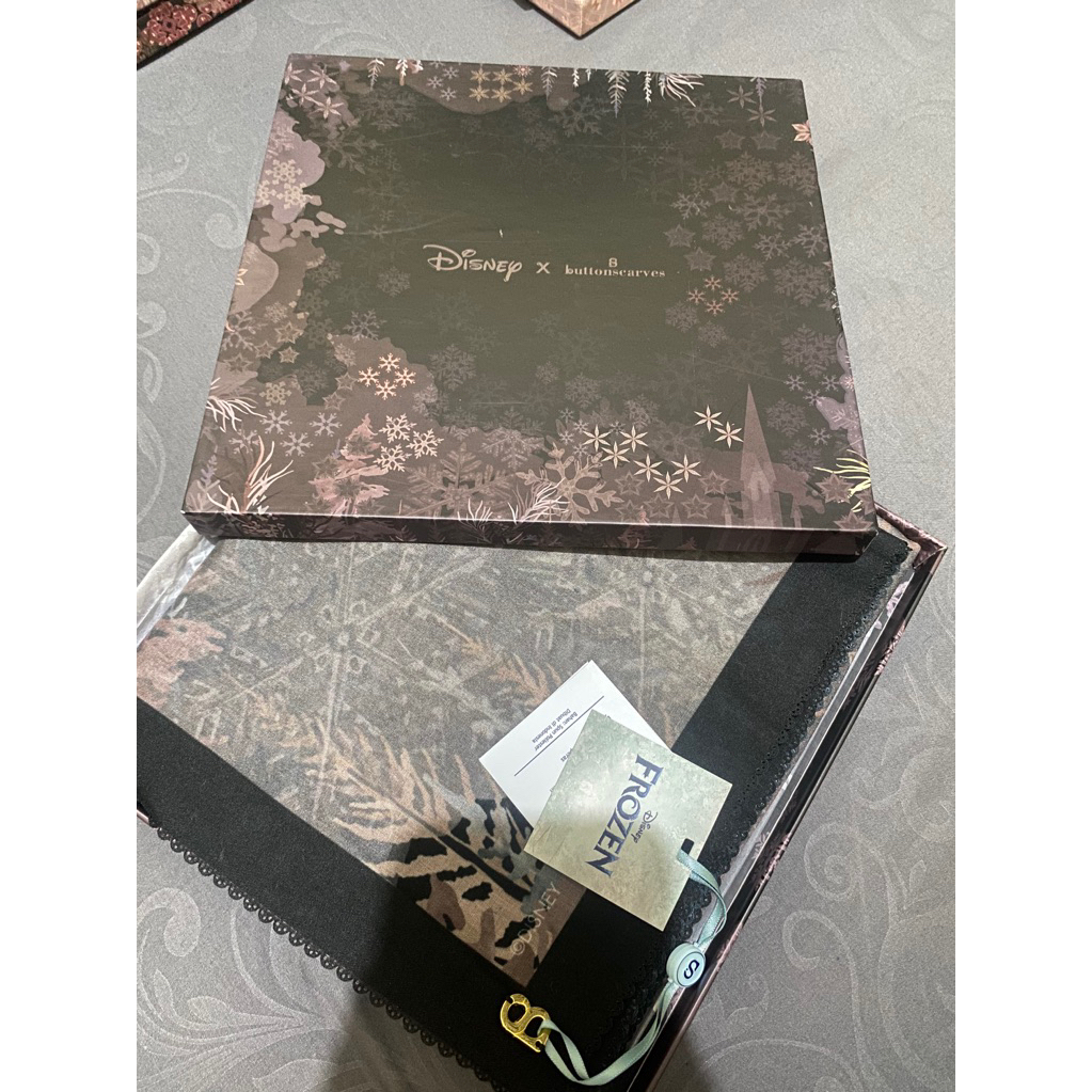 NWT buttonscarves frozen black