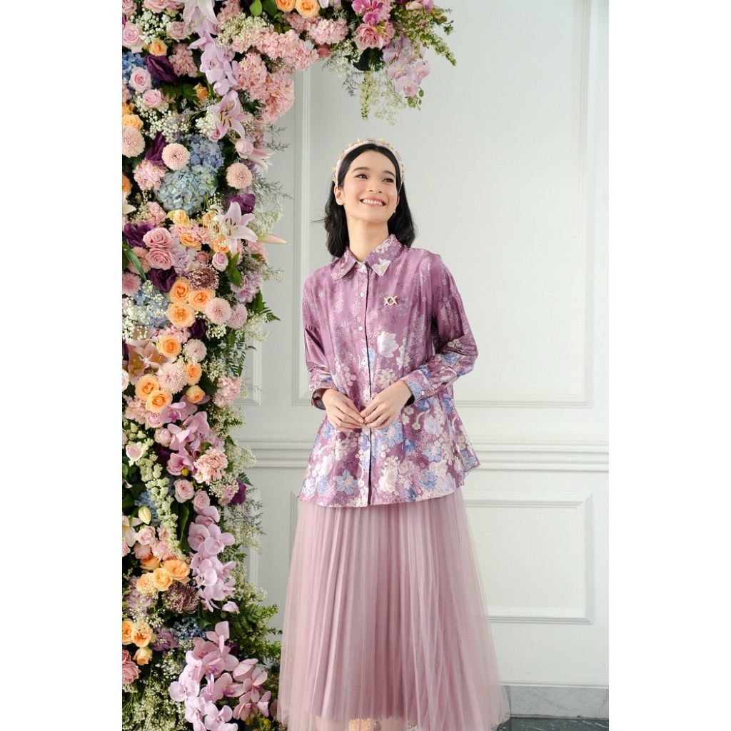 Preloved Anyelir Shirt Madika Size S/M WearingKlamby