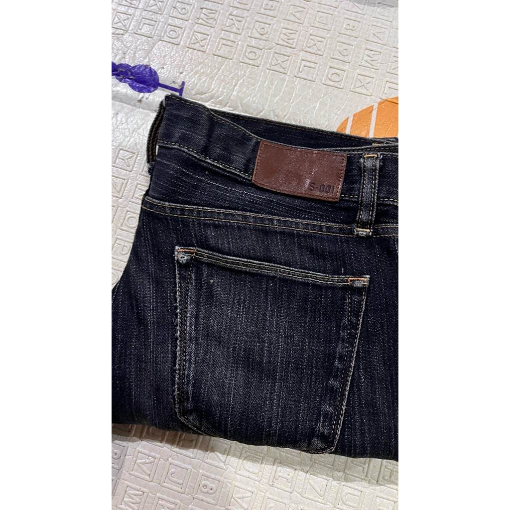 Celana Uniqlo S001 Dark Grey Slim Straight Fit