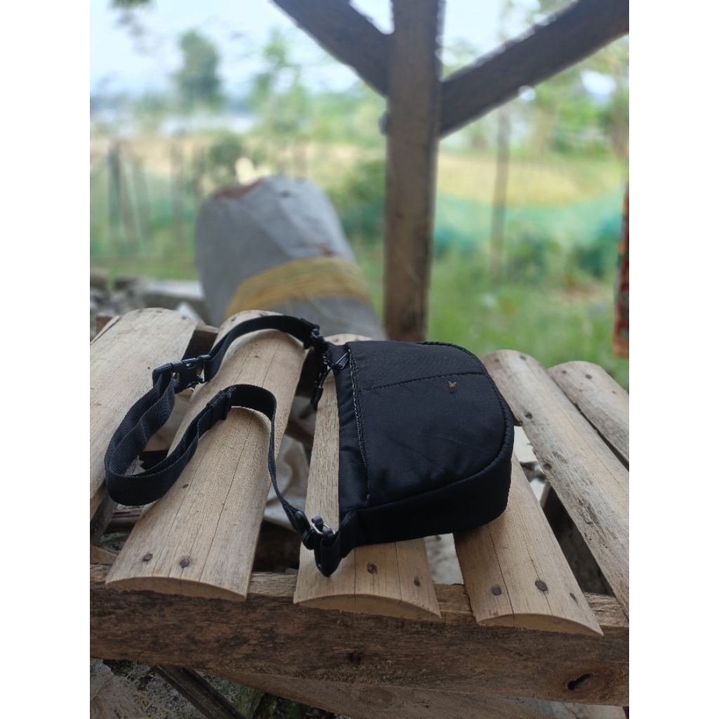 Sling Bag Crescent Prisma