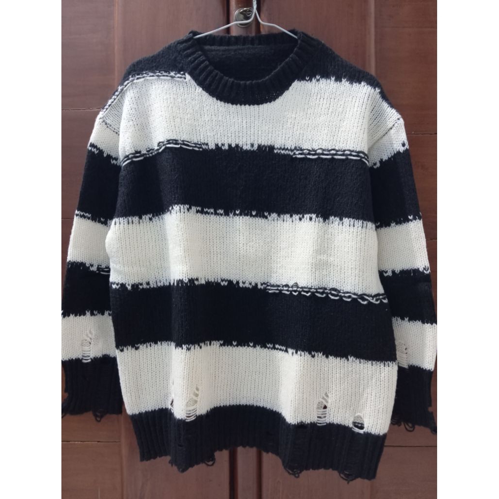 preloved sweater salur rajut ripped