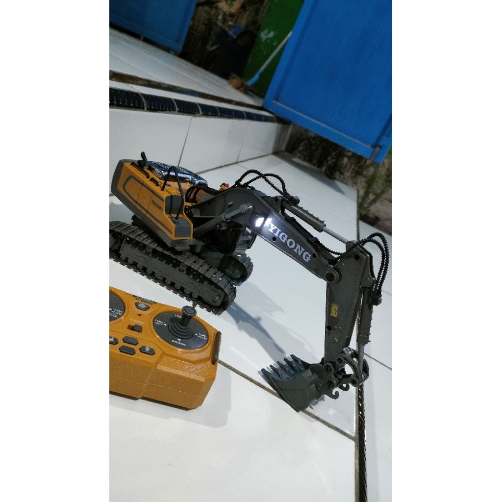 EXCAVATOR YIGONG