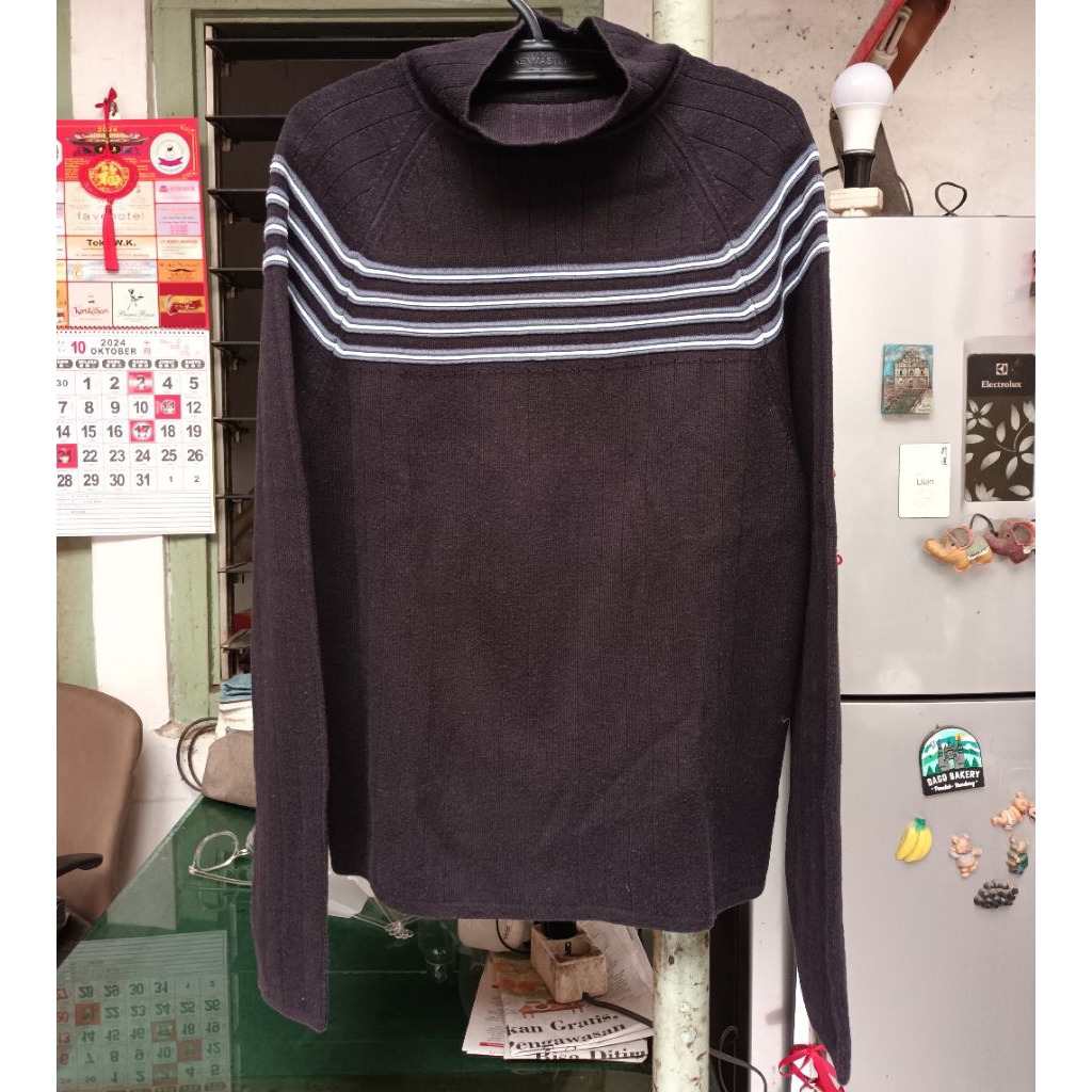 Sweater warna Hitam merk Abercrombie & Fitch Preloved