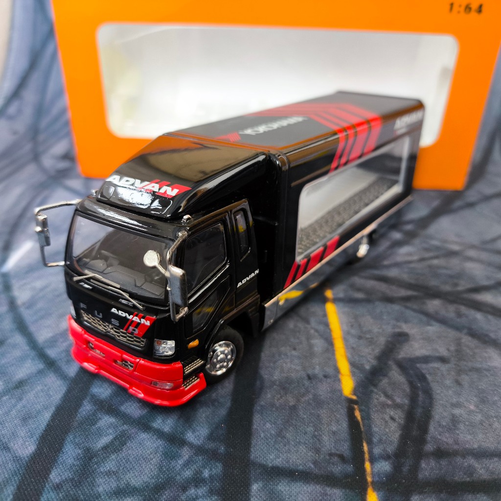 GCD 1:64 UNSEALED Mitsubishi Fuso Fighter (1024) 2017 #289 ADVAN