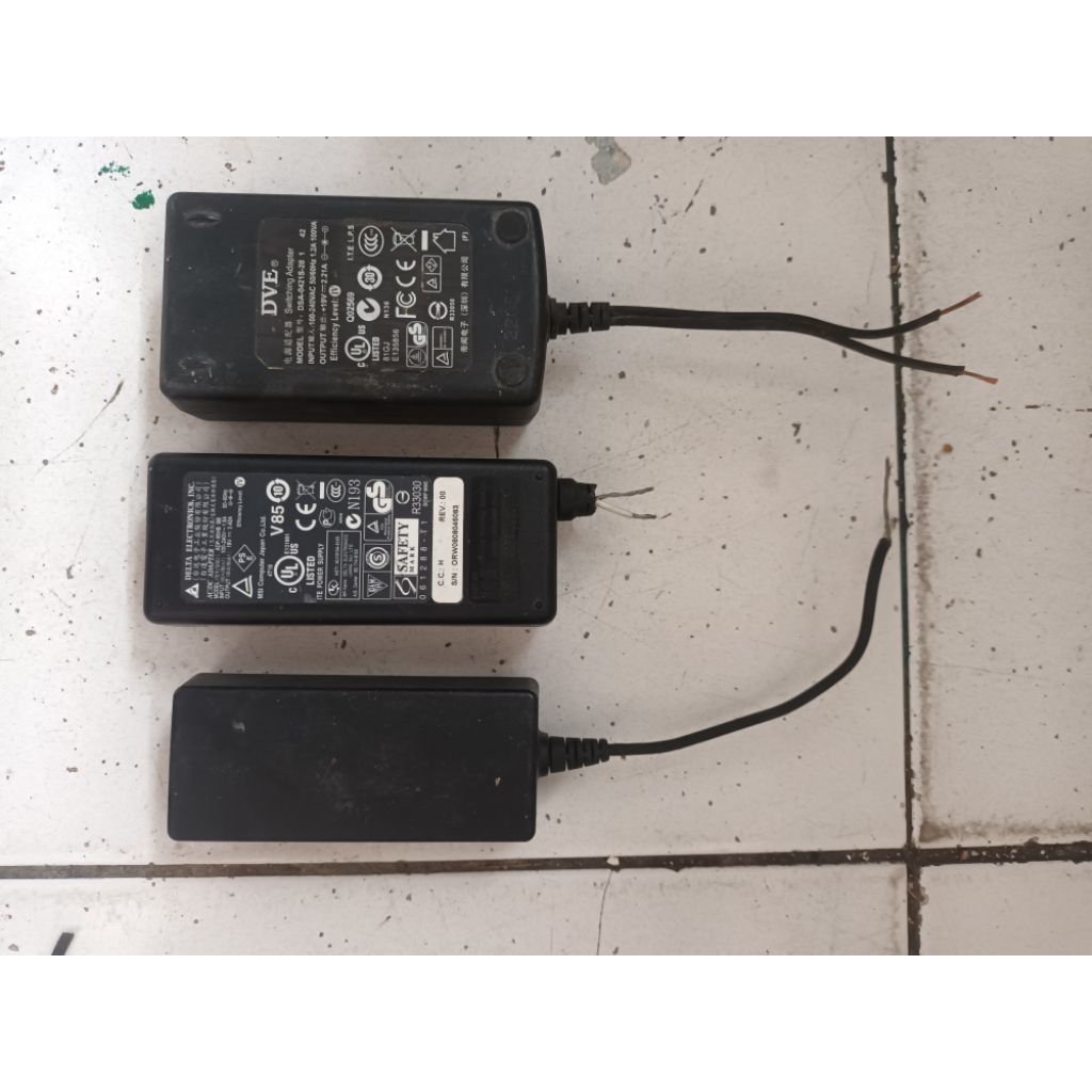 adaptor laptop random output 19v 2 - 3a kabel buntung normal tested