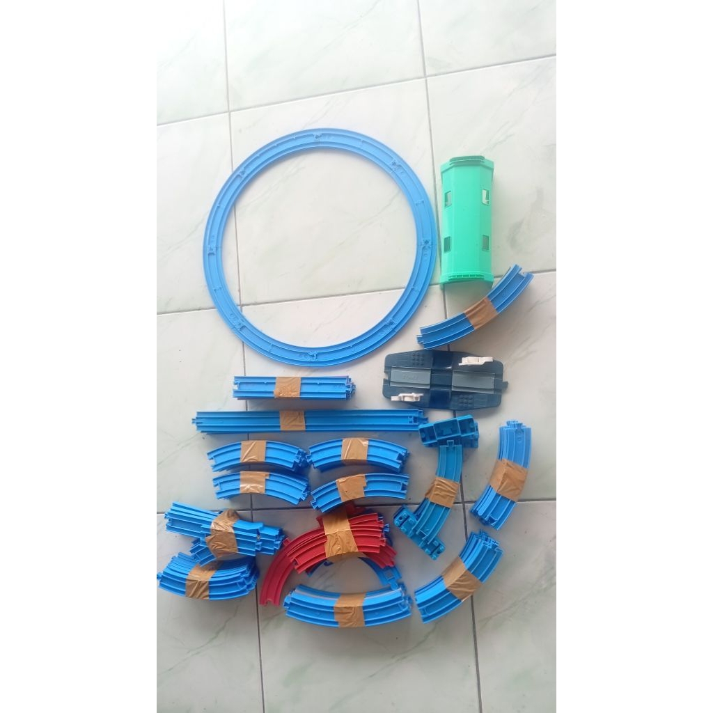 mainan rel thomas tomy