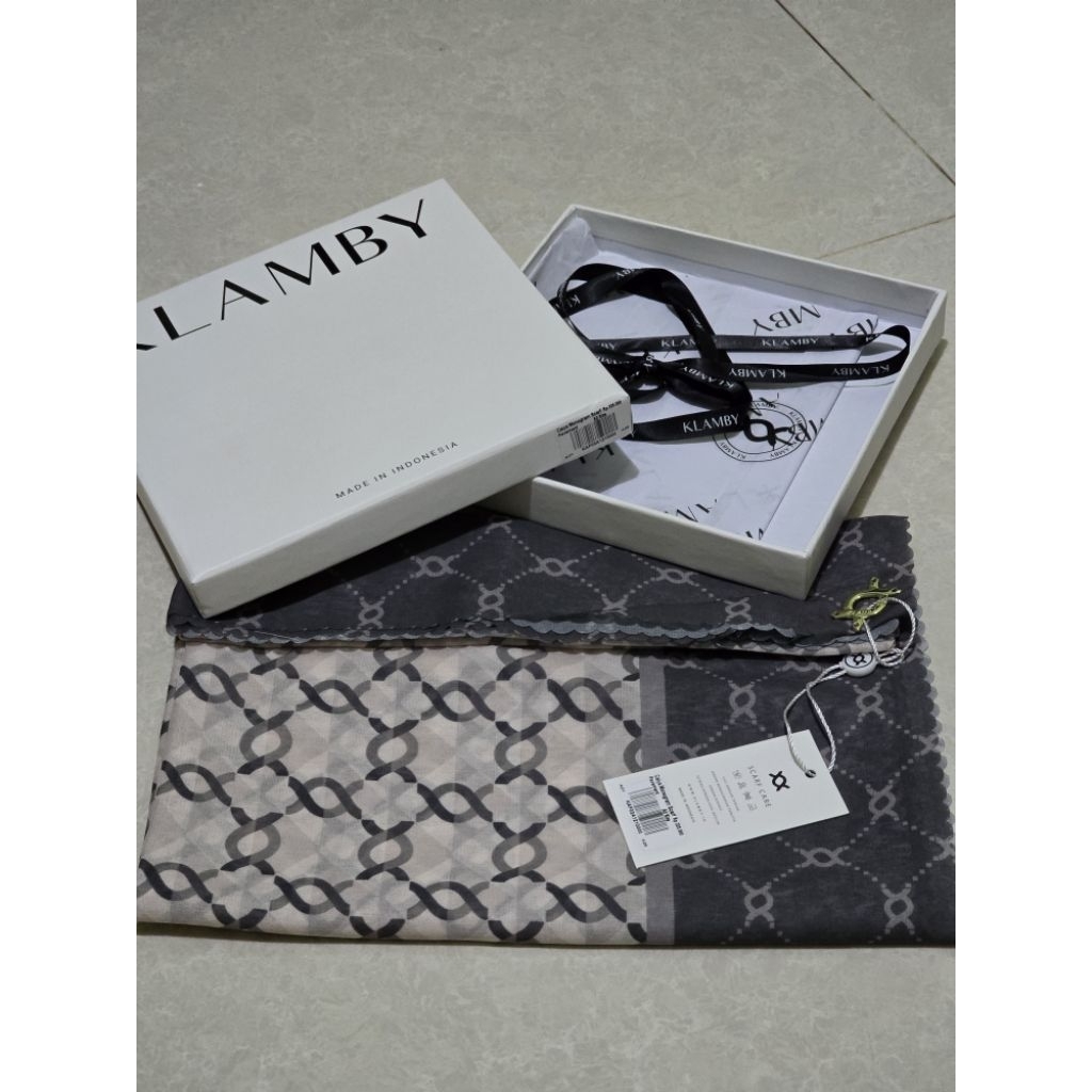 Calya Scarf Monogram Pavement Wearing Klamby New