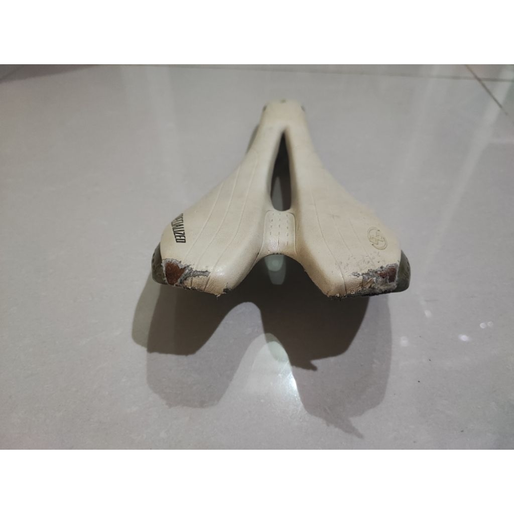 Sadel sepeda Specialized original ,kondisi minus seperti d foto bagian belakang nya