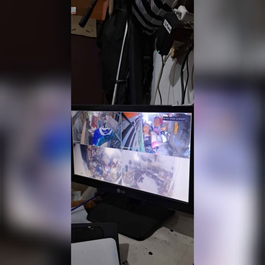 LAYAR MONITOR LG BEKAS ukuran 16 inch NYALA NORMAL BERFUNGSI DENGAN BAIK BONUS KABEL VGA & POWER ADA
