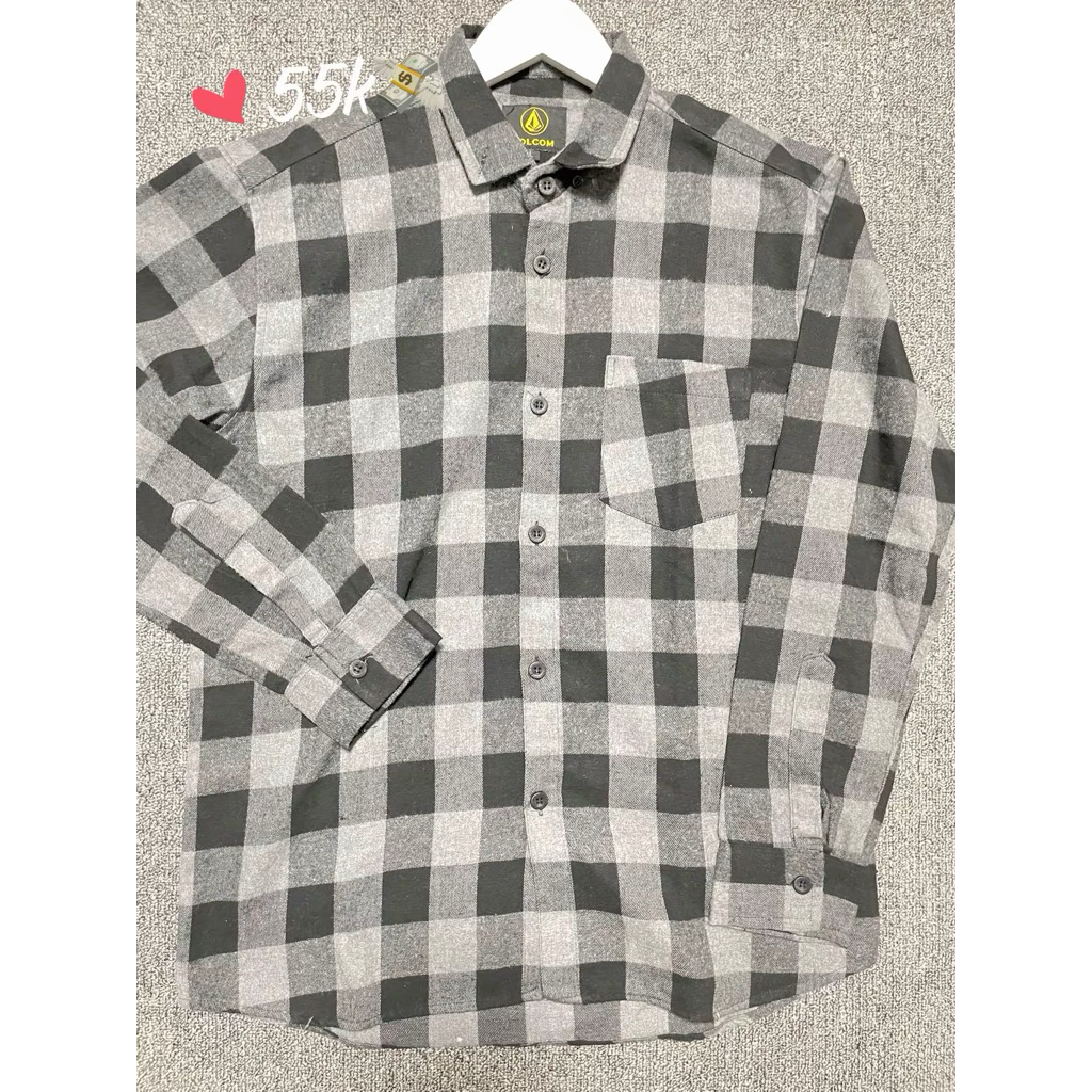 [PRELOVED] kemeja atasan unisex kotak” flanel hitam abu ukuran L VOLCOM