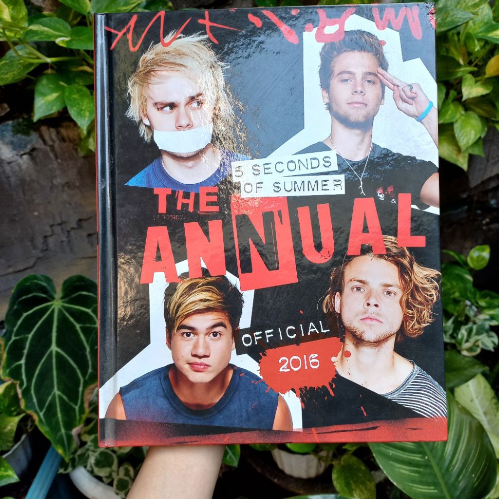 [Preloved booked] 5SOS The Annual Official 2016 book