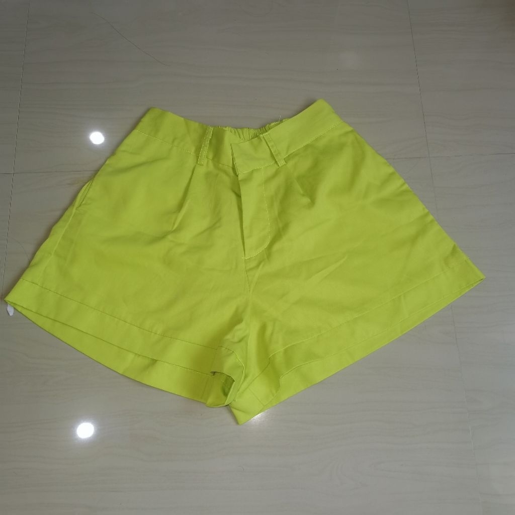 preloved C3311 celana pendek hijau stabilo M