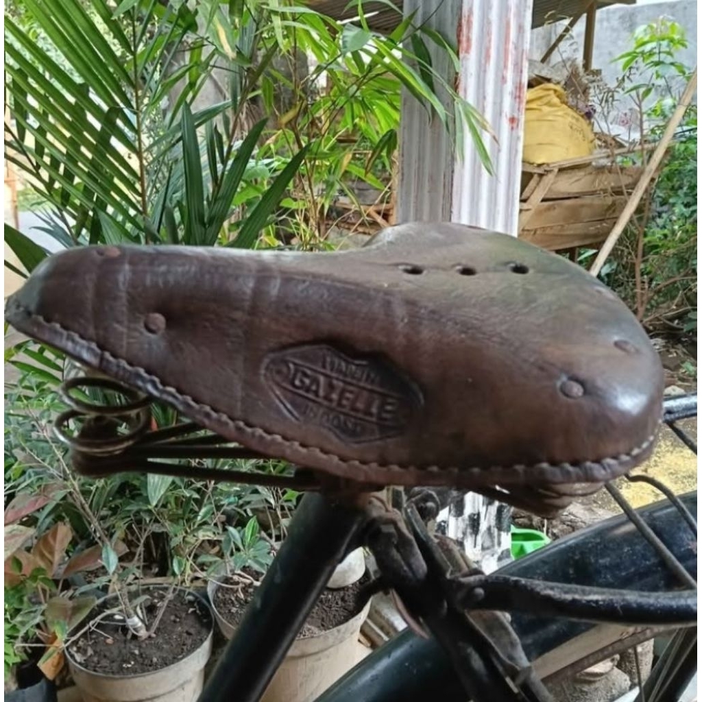 Sadel sepeda onthel kulit coklat Gazelle fongers Batavus simplex humber Raliegh 28 24  unto lawas kl