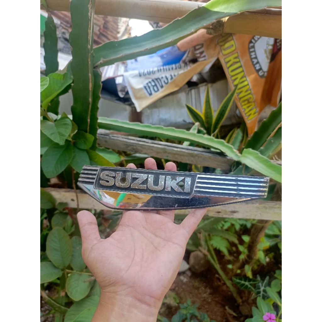 EMBLEM LOGO TANGKI SUZUKI RC 80 RC 100 ORIGINAL