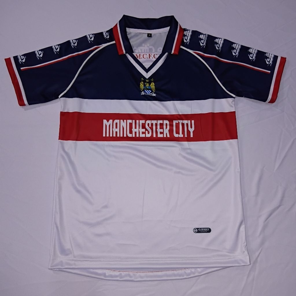 Jersey Manchester City Retro 1997/1999 Home Navy Putih Merah – Kaos Bola Vintage Premium Fans Editio