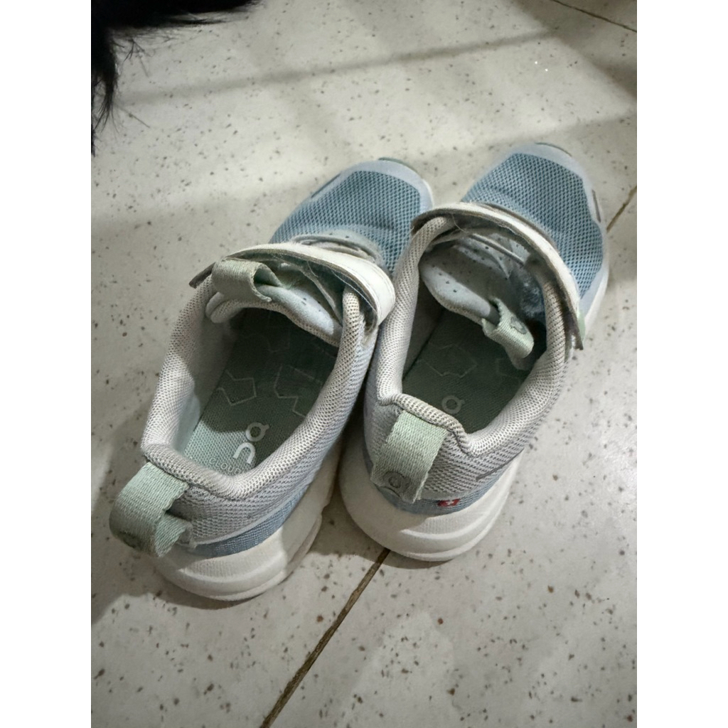 Sepatu Sneakers On Cloud