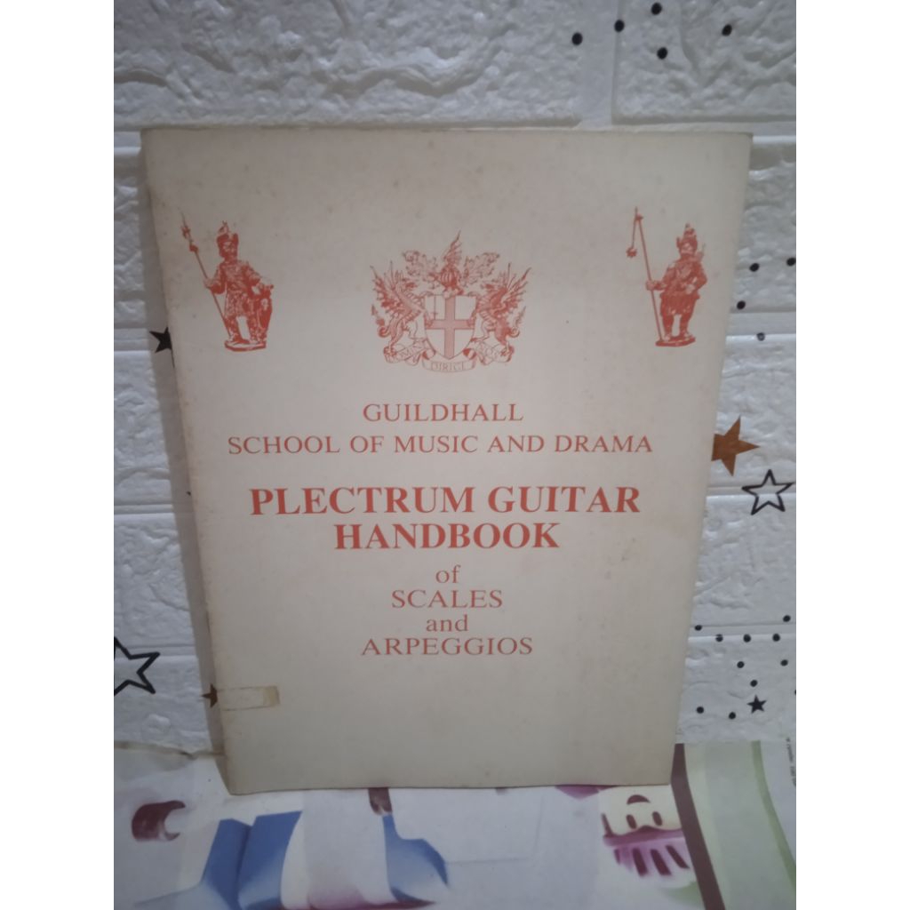 BUKU GUILDHALL SCHOOL OF MUSIC AND DRAMA - PLECTRUM GUITAR HANDBOOK