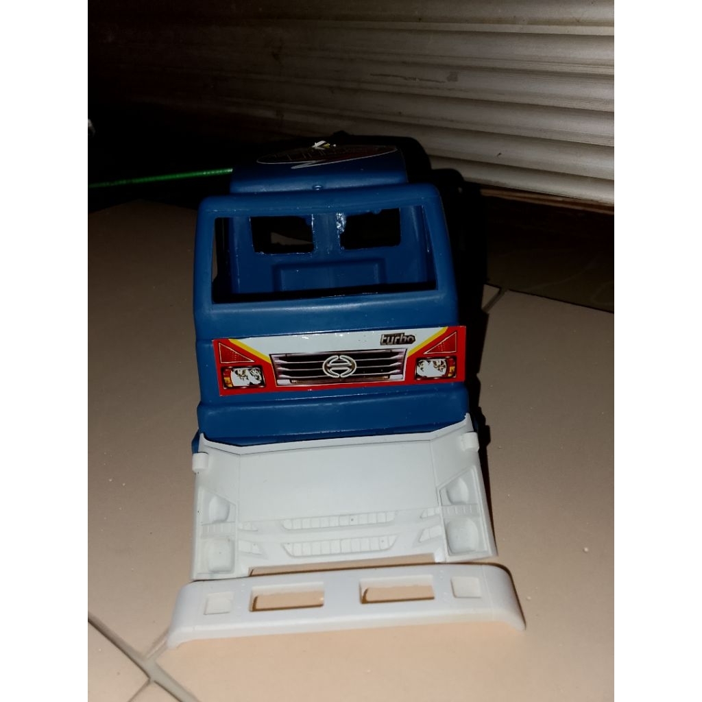 Kabin ori miniatur truk plastik dan face GigaNmr71 rakit sendiri