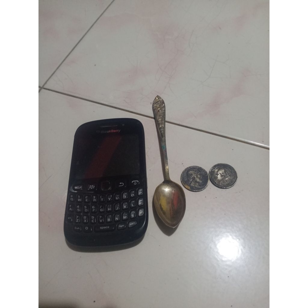sendok perak + uang koin belanda 1/2 gulden thun 1857 & 1929 + hp bb