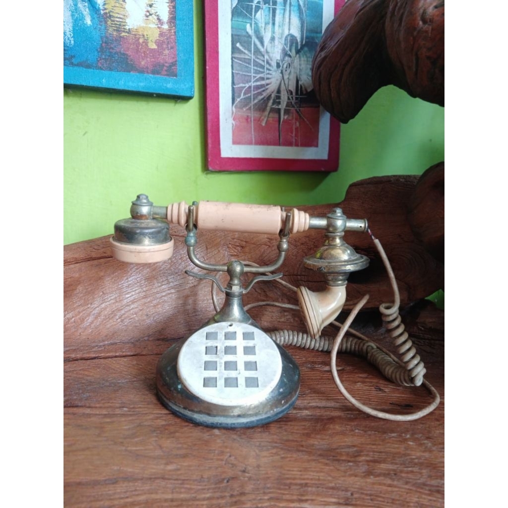Telepon Antik Kuningan