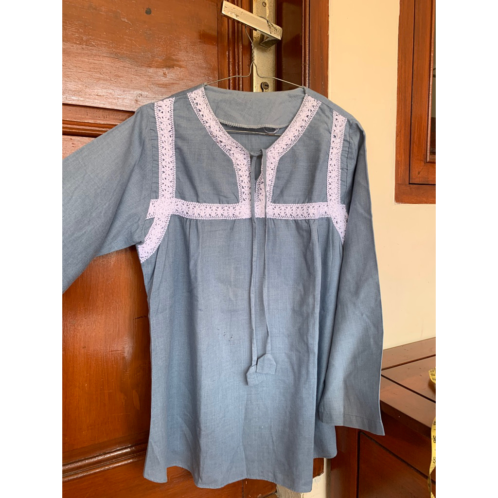 PRELOVED BLOUSE wanita biru muda renda putih