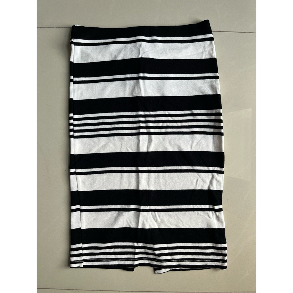 Preloved rok midi stradivarius