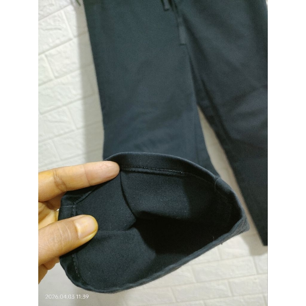 celana chinos  hitam pekat brand uniqlo