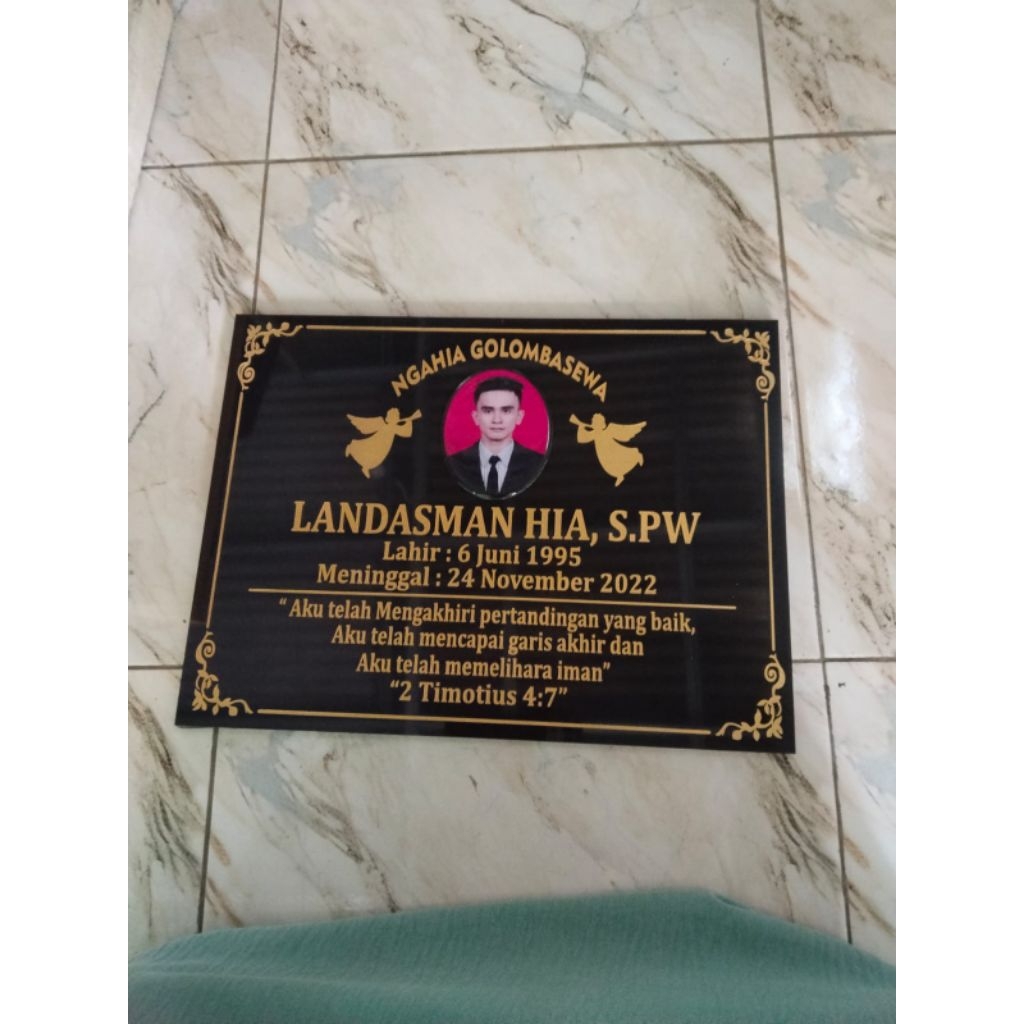 Lempengan Batu Nisan Kristen + Foto Akrilik Ukuran 30x40cm