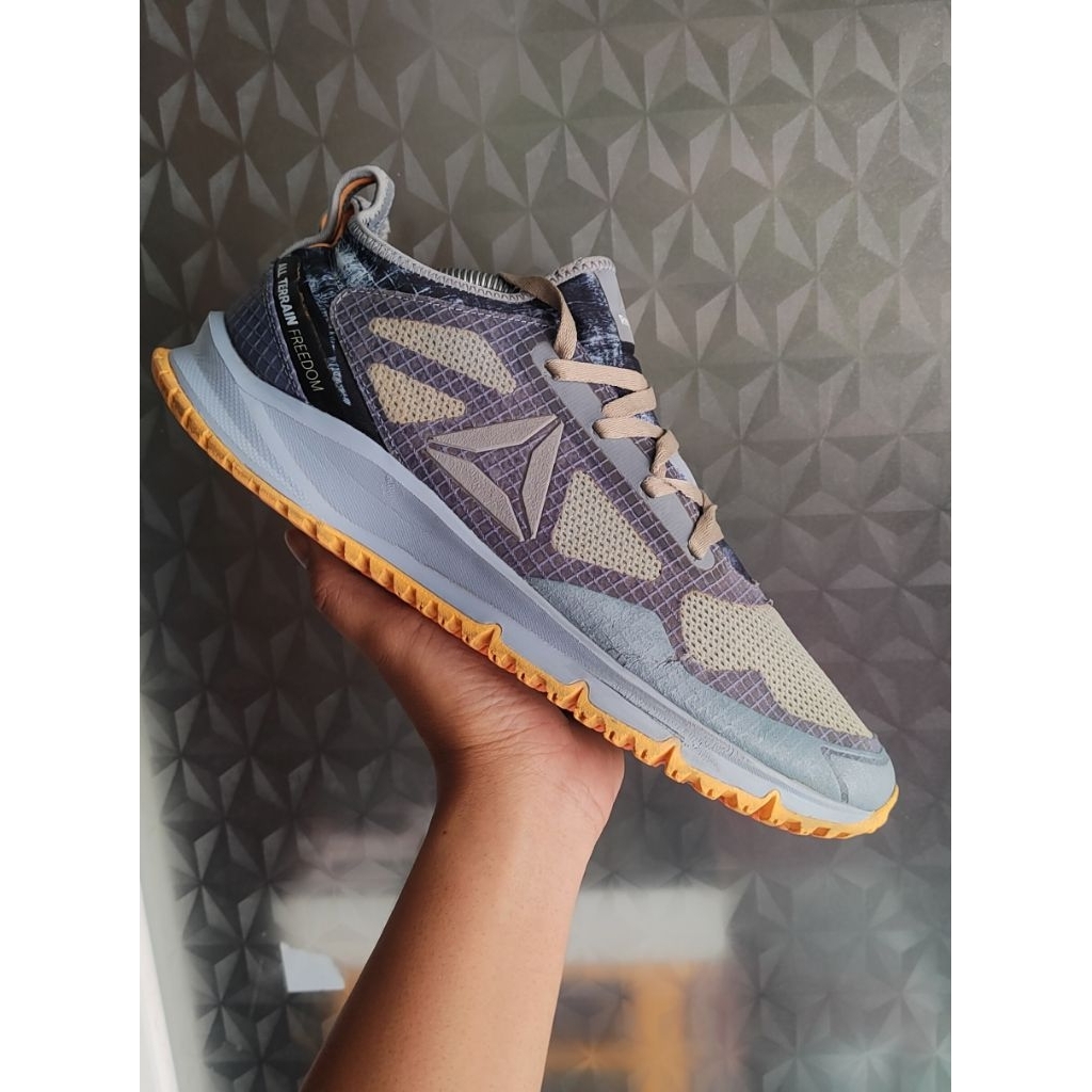 sepatu Reebok SZ 42 second bekas preloved