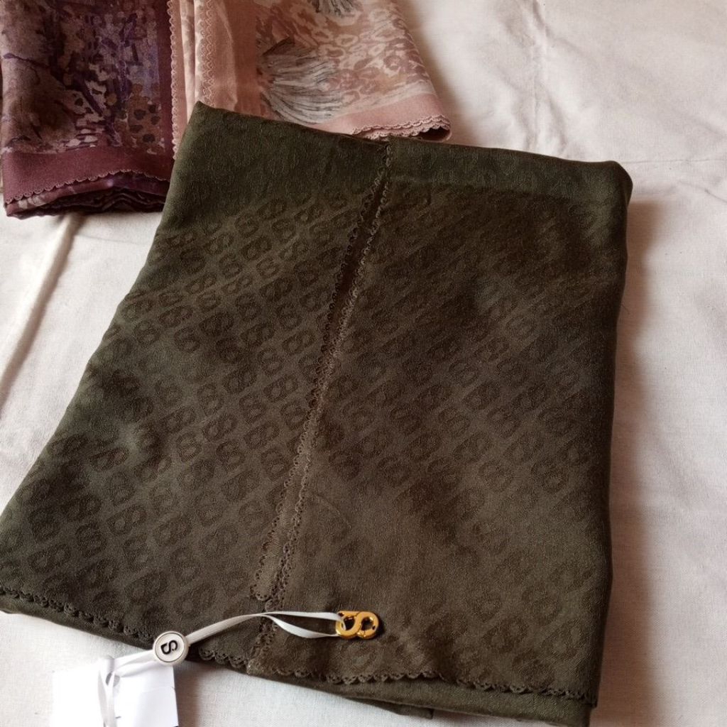 buttonscarves tapis embossed kale