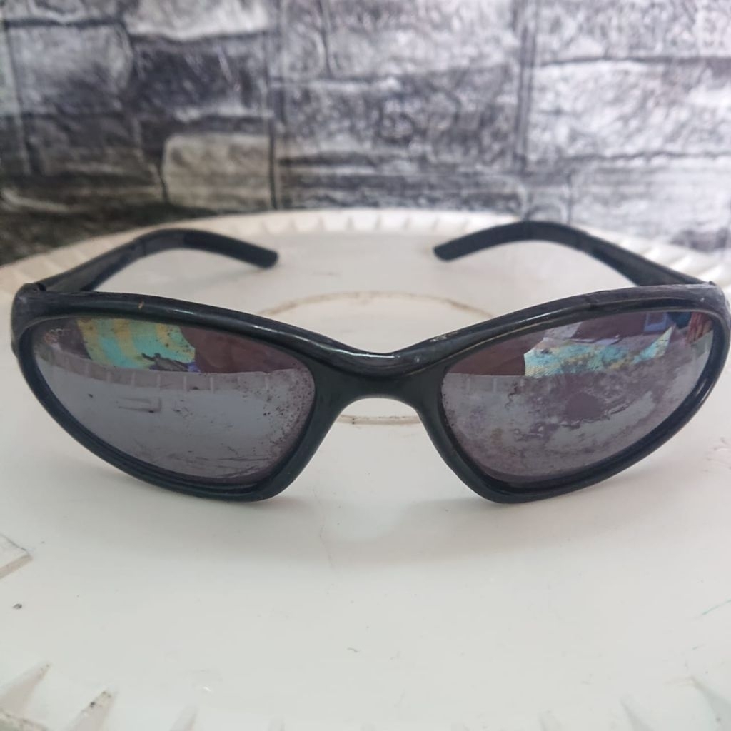 kacamata anak laki-laki