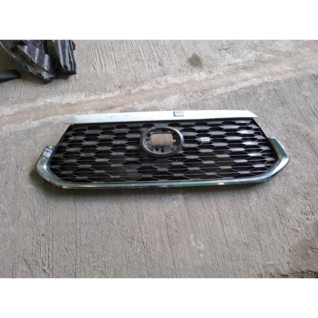 grill toyota zenix bekas