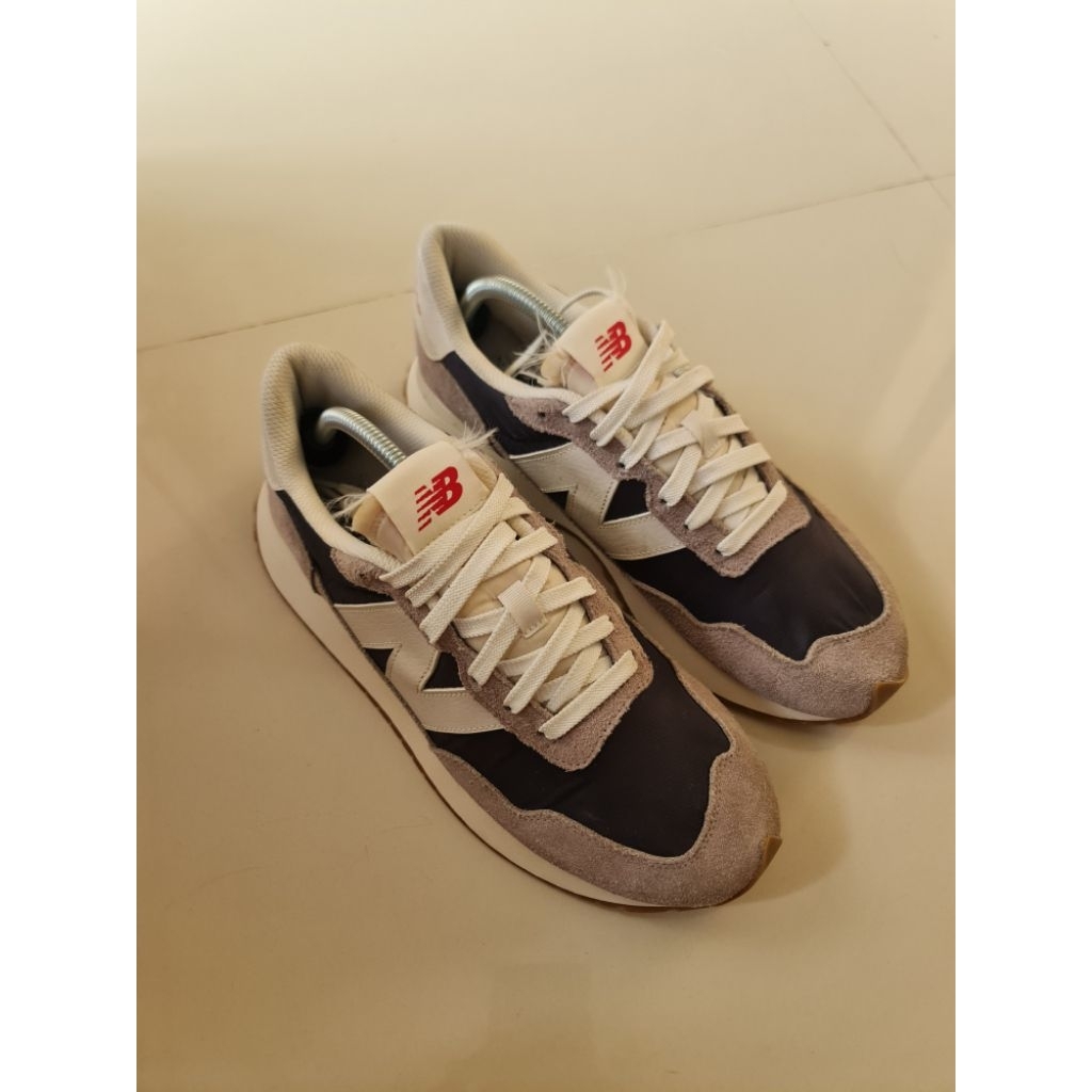 111. Sepatu Pria Running New Balance 237 Grey Navy Crem
Mantan / Bekas / Second

Size : 43
insole : 