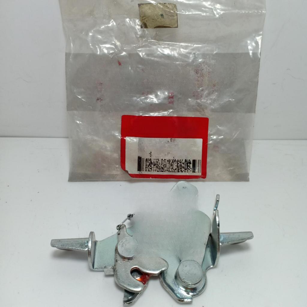 KUPU KUPU JOK VARIO HELM IN ORIGINAL ASLI HONDA 77230-KZR-602