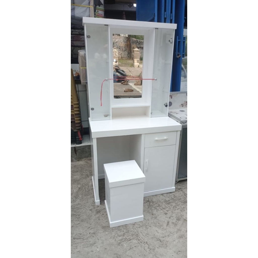 MEJA RIAS ,LEMARI MAKE UP,TOLET,