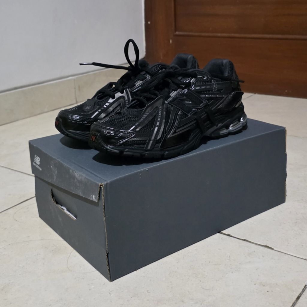 Sepatu Olahraga New Balance Warna Hitam