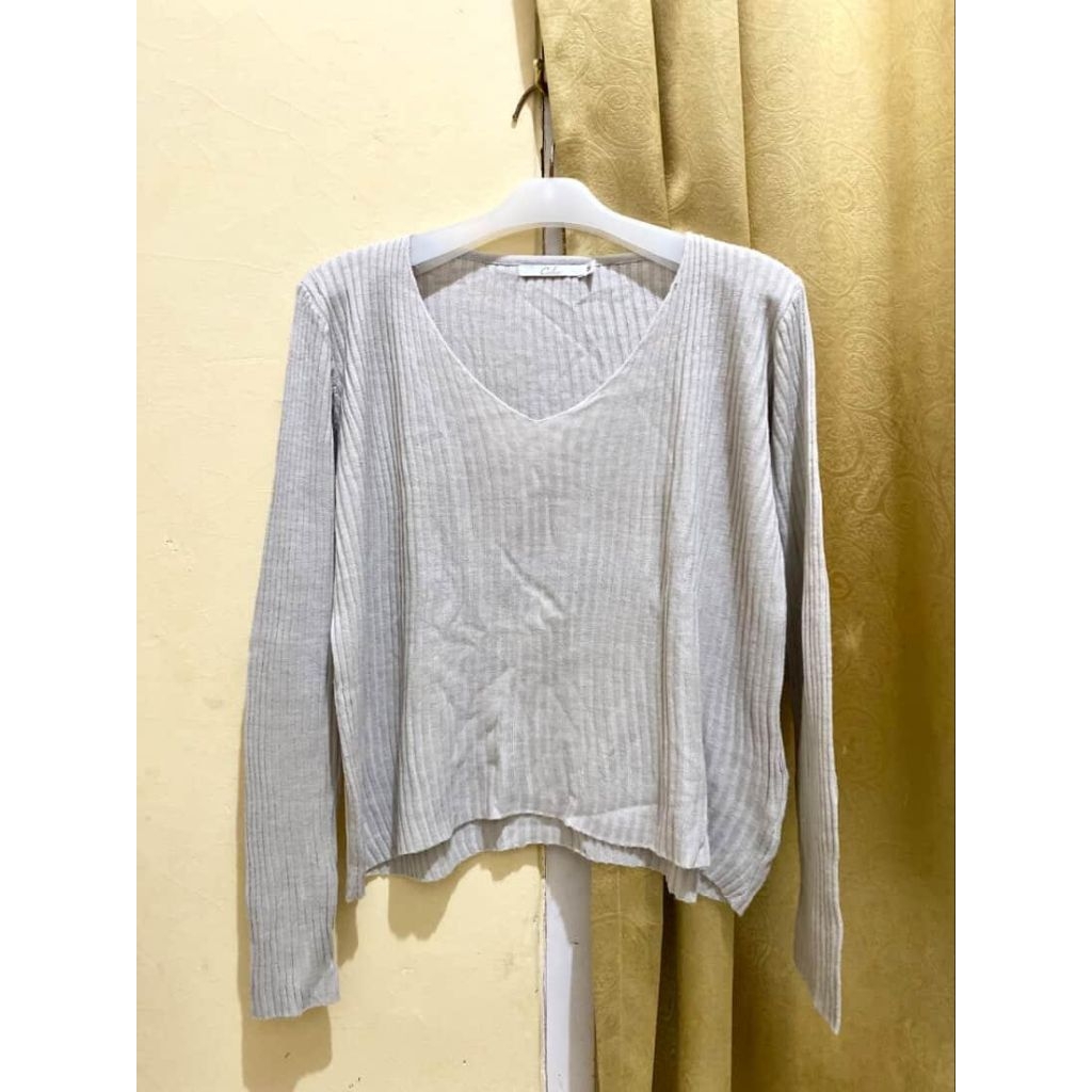 Preloved Atasan Wanita Abu-Abu – Ribbed V-Neck Top Casual