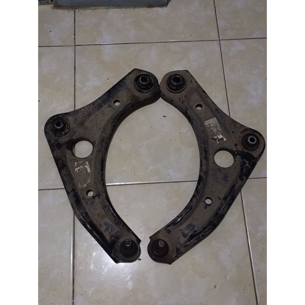 Datsun go low arm sayap depan set kanan kiri bekas