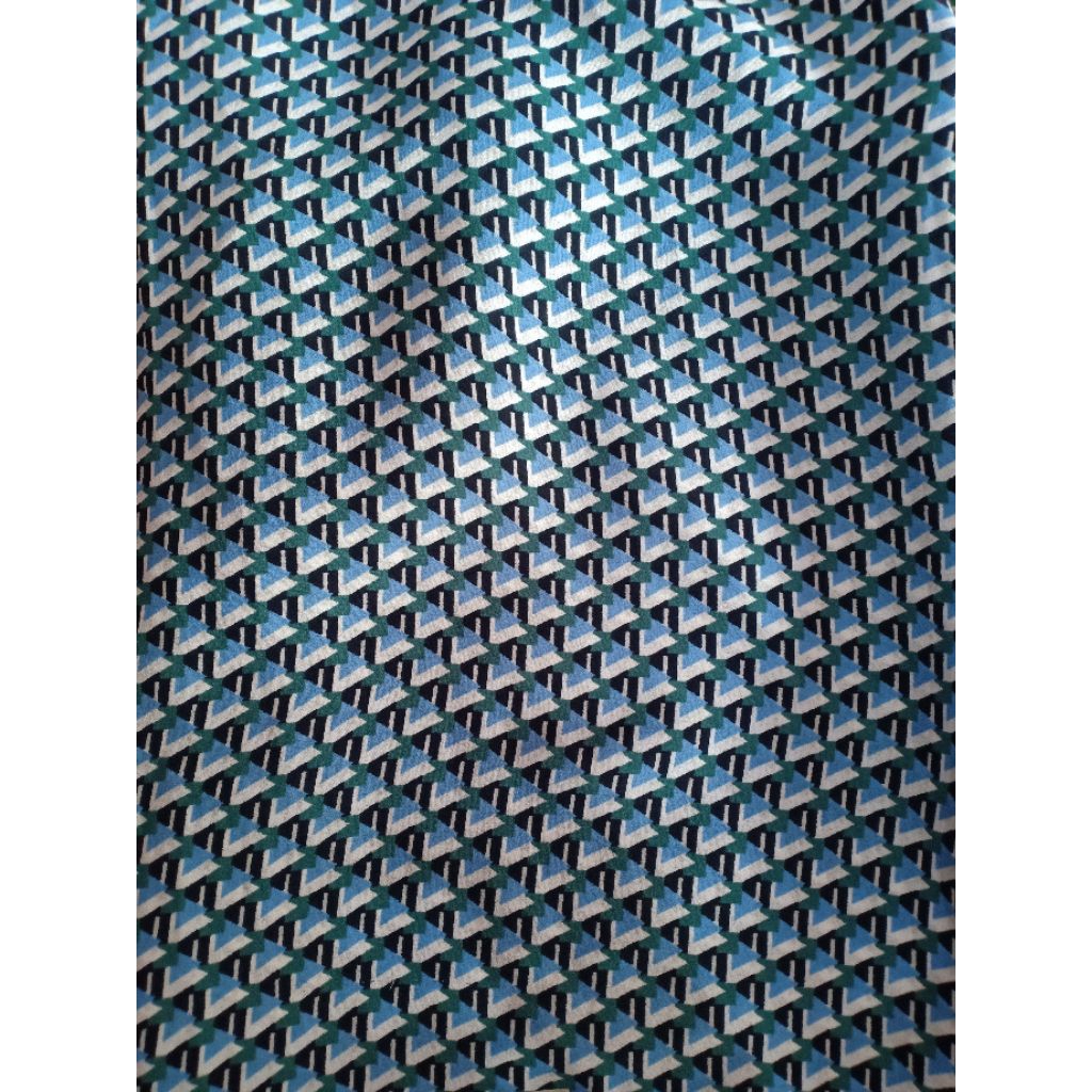 KAIN CERUTI MOTIF SEGITIGA BIRU HIJAU PUTIH HITAM (160-270 cm)
