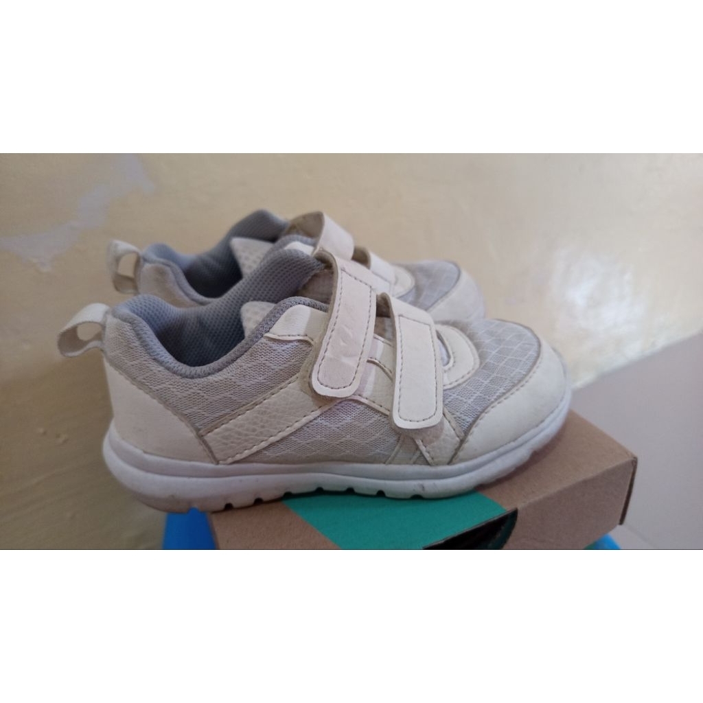 Sepatu anak Toezone putih