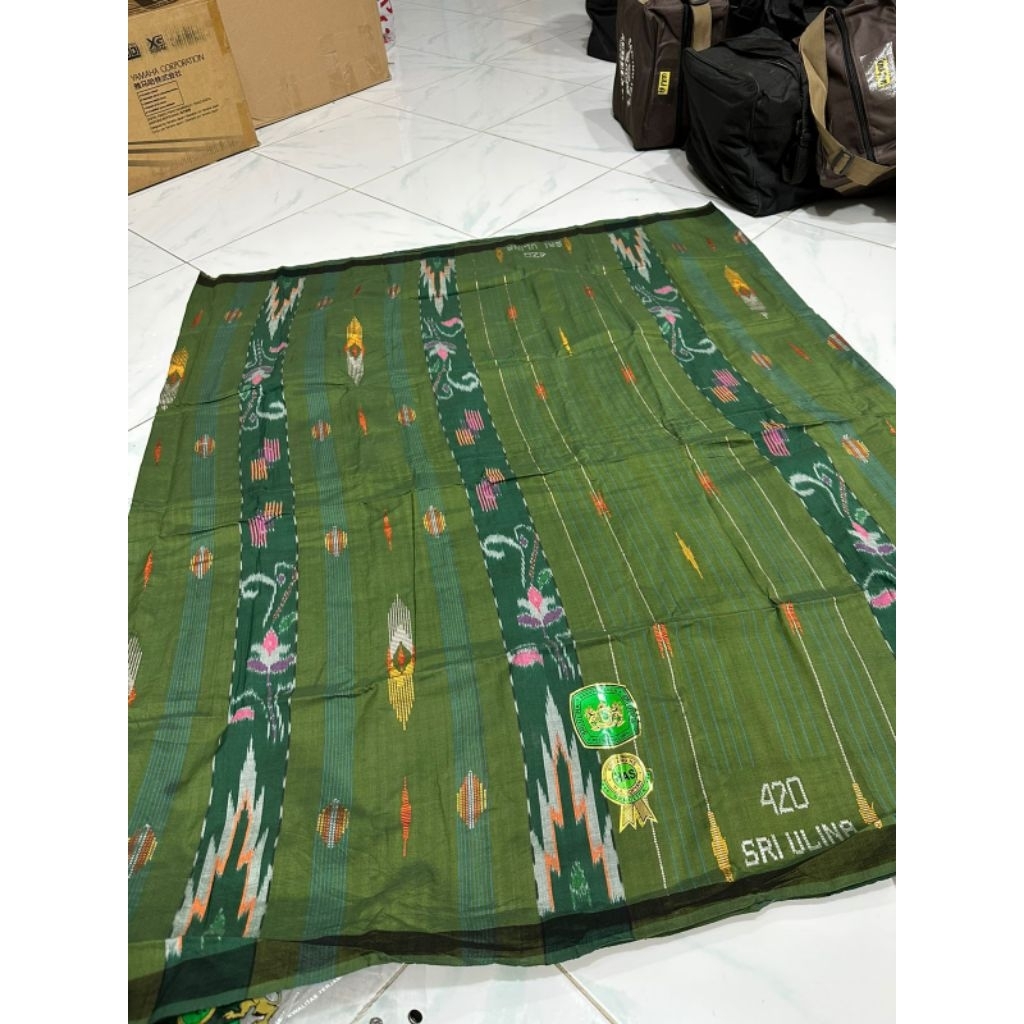Sarung merek Sri Ulina sutra asli benang 100/420 motif timbul