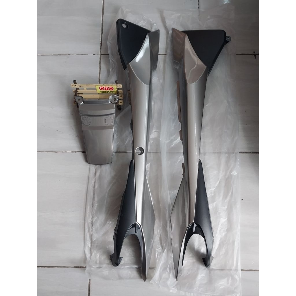 Yamaha RXZ Catalyzer cover body samping belakang rear side cover silver