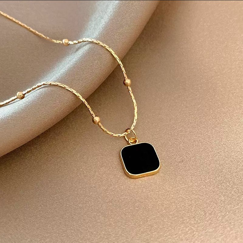 Kalung wanita Emas Minimalis dengan Liontin Persegi Hitam Elegan dan Detail Mutiara Kecil