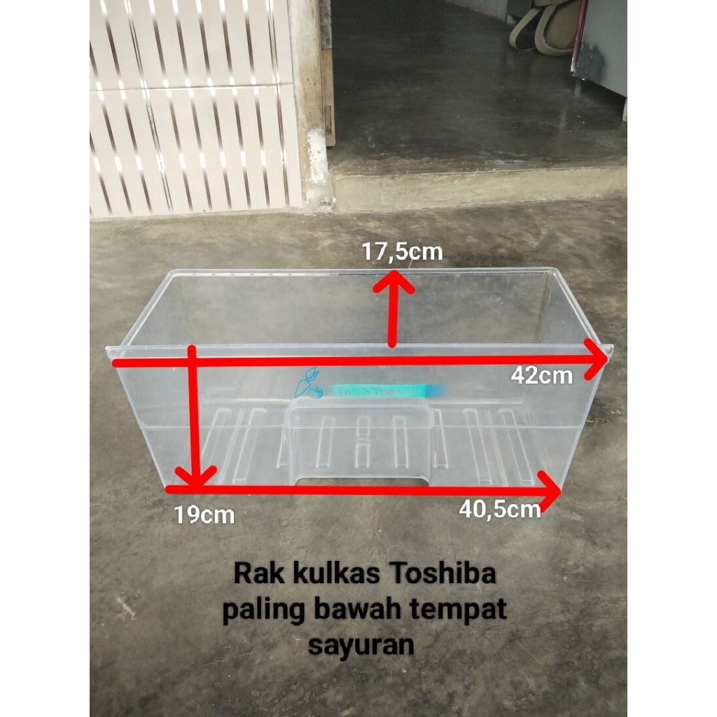 Rak kulkas paling bawah Toshiba tempat sayuran