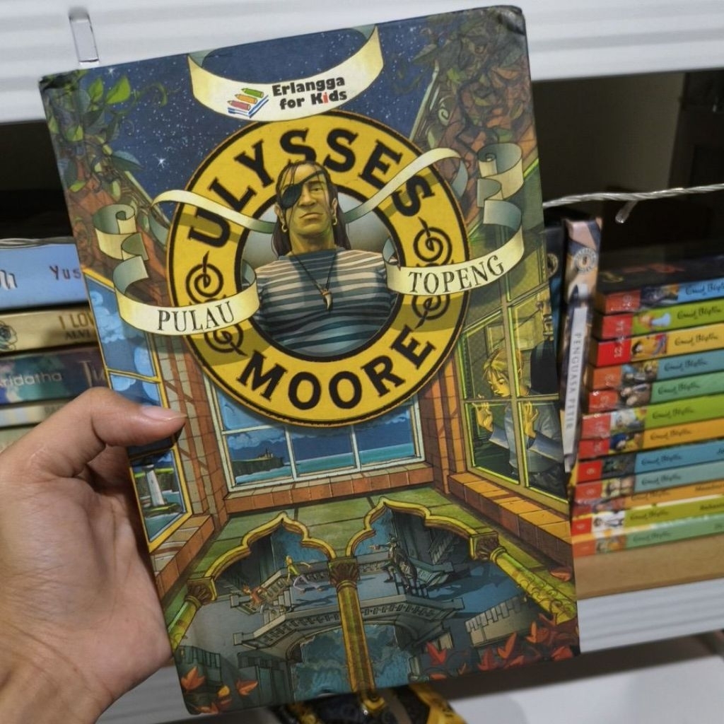 ULYSSES MOORE PULAU TOPENG