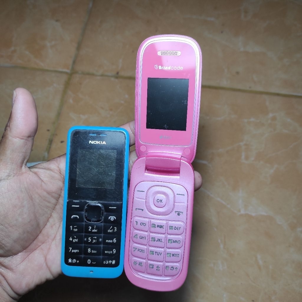 hp Nokia sama barcode bekas off rusak buat pajangan koleksi sesuai di foto ( baca diskripsi)